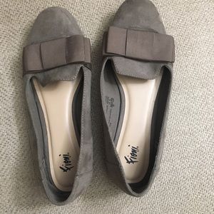 Tan women’s flats with bow size 7